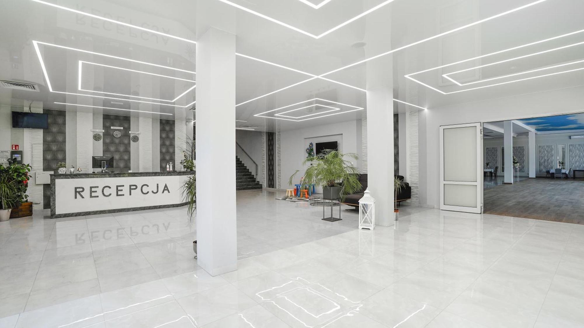 Hotel - Restauracja "Sloneczna" Jarocin Exteriör bild