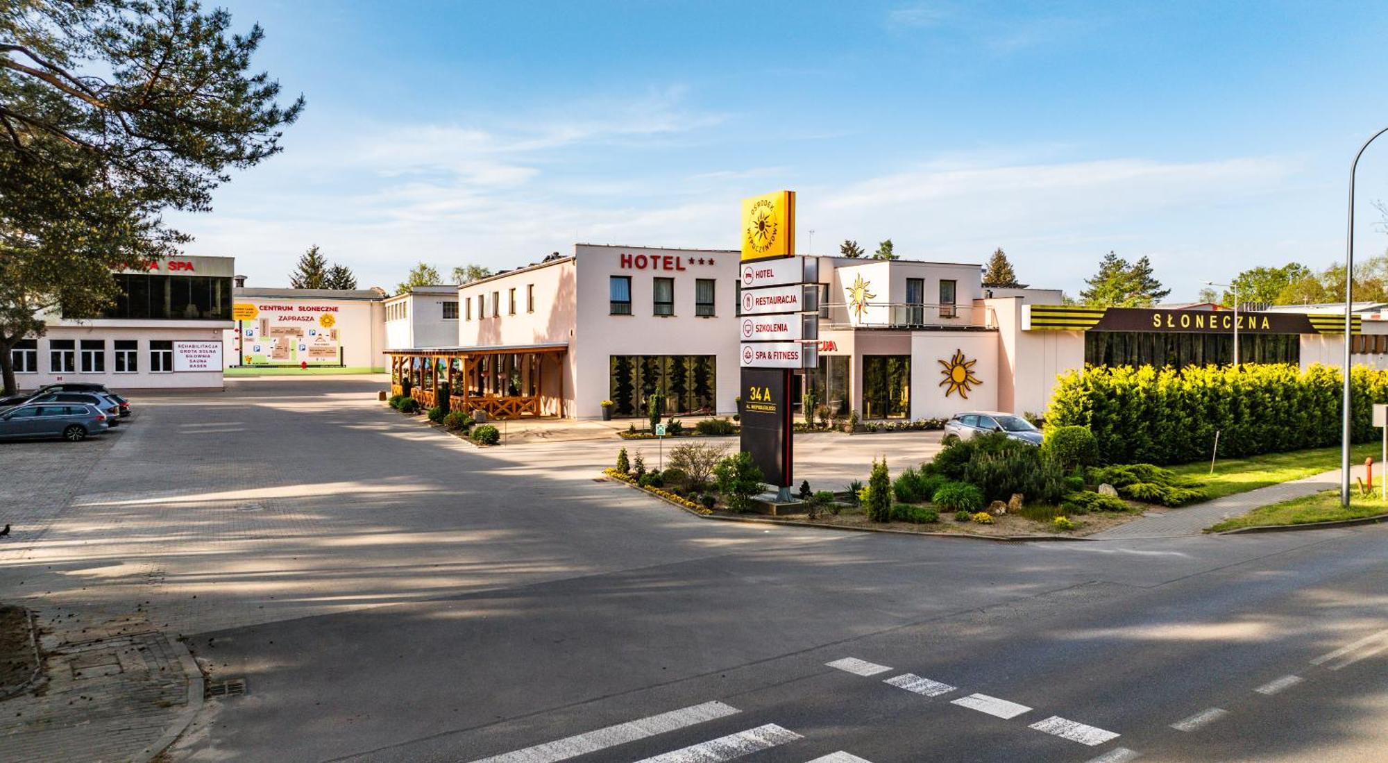 Hotel - Restauracja "Sloneczna" Jarocin Exteriör bild