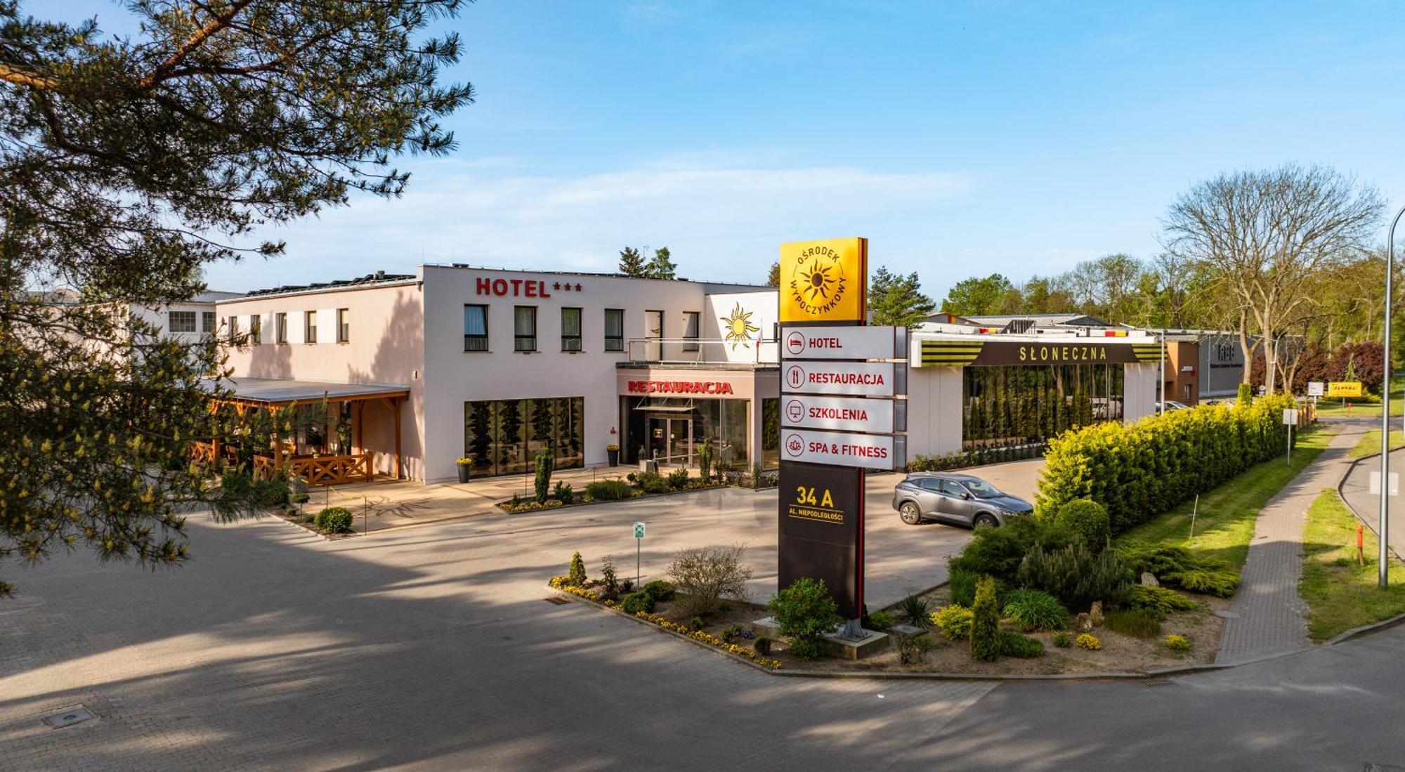 Hotel - Restauracja "Sloneczna" Jarocin Exteriör bild