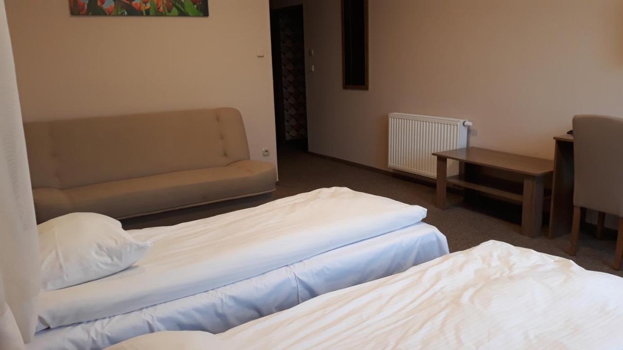 Hotel - Restauracja "Sloneczna" Jarocin Exteriör bild