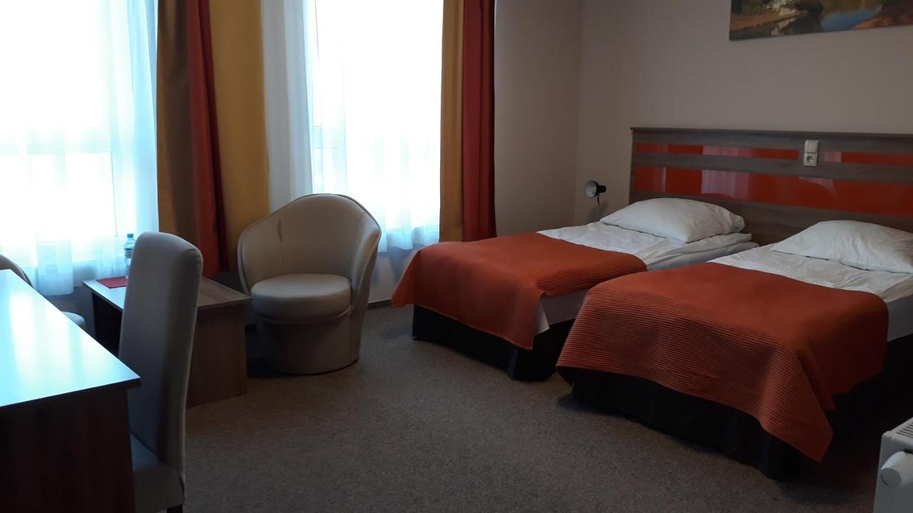 Hotel - Restauracja "Sloneczna" Jarocin Exteriör bild